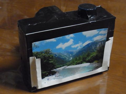 裏側に厚紙で写真の差込み口を作って写真を入れれば、デジカメ型フォトスタンド貯金箱の完成です。