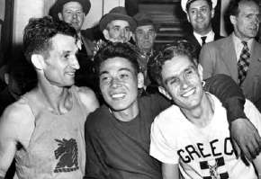 1951 4 19 ボストンマラソン優勝した田中茂樹選手（中央）、2位ラファーティ（米国＝左）３位ラガゾス（ギリシャ）