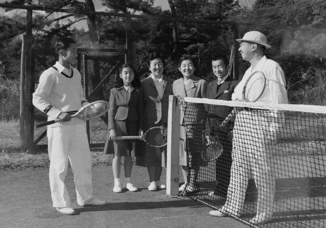 1951 1月　テニスウェア姿の昭和天皇と皇太子、間で香淳皇后と順宮厚子内親王、義宮正仁親王、清宮貴子内親が笑顔で見守る