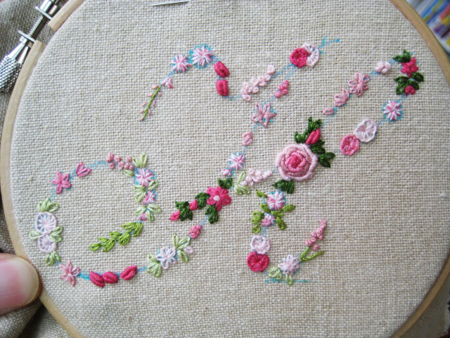 また「森れいこの花刺しゅう」フラワーイニシャル刺繍をしました - ハンドメイドときどき子育て