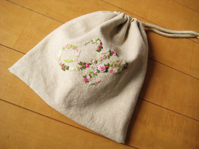 裏地付き給食袋を「森れいこの花刺しゅう」の刺繍をして作りました
