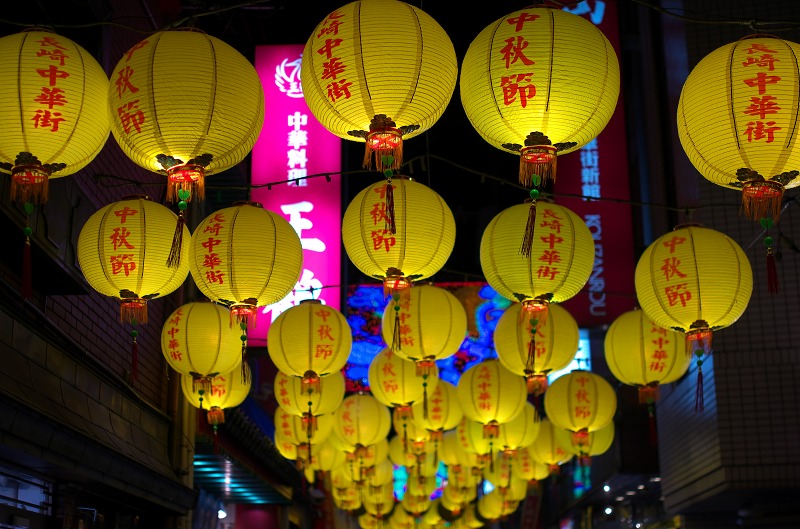中秋節の長崎新地中華街に灯る満月灯籠