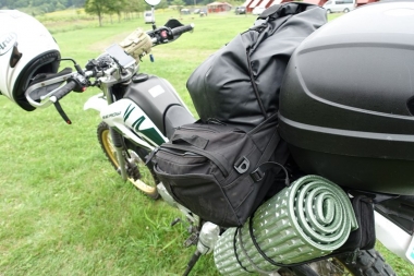 バイクの積載方法まとめ トップケースvsホムセン箱vsシートバック セローでバイク旅
