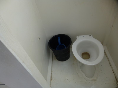 これはダンビングに行くときの船の中のおトイレですが、 つまりこんなおトイレでした。