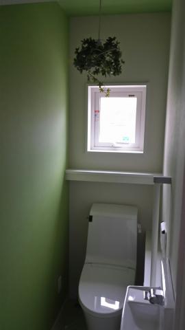 入居前web内覧会 トイレ 緑色の壁紙と葉っぱの照明