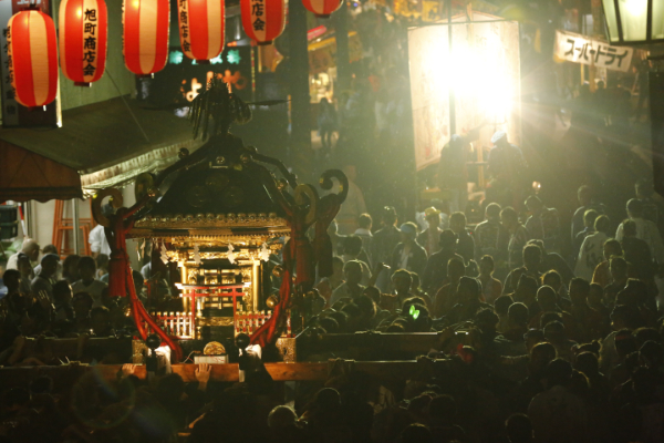 068　土師祭2015　先導ジープに照らされる千貫神輿