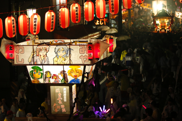 070　土師祭2015　神社通りを進む「らき☆すた神輿」と「千貫神輿」