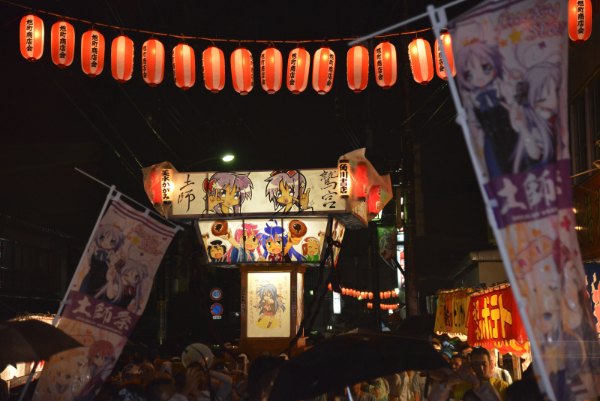 072　土師祭2015　神社通りを進む「らき☆すた神輿」2