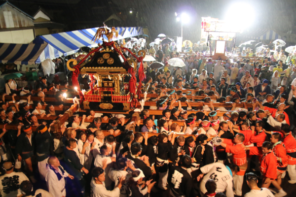 075　土師祭2015　「千貫神輿」と「らき☆すた神輿」、神社鳥居前もみ合い開始