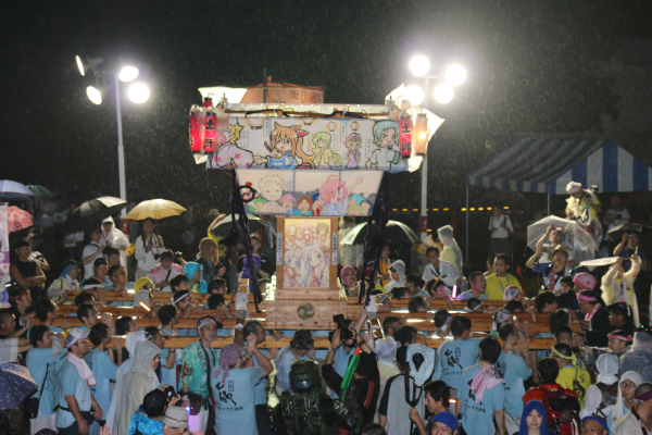 076　土師祭2015　「らき☆すた神輿」神社鳥居前もみ合い