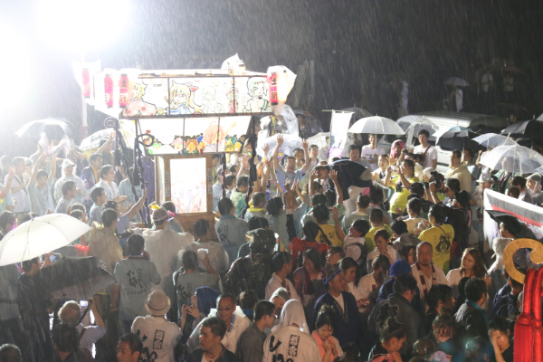 082　土師祭2015　「らき☆すた神輿」渡御終了に沸く「らき☆すた」ファン